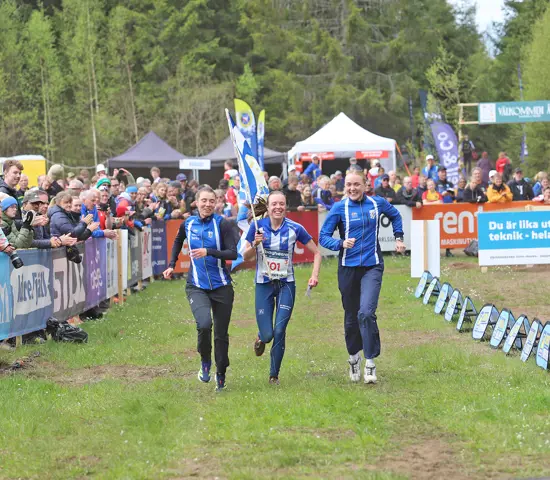 FK Göteborgs Miri Thrane Ödum, Sanna Fasth och Malin Agervig Kristiansson springer i mål som guldmedaljörer på SM-stafetten.