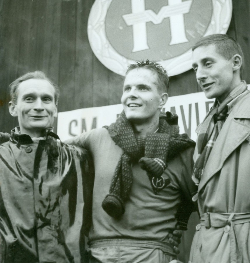 "SM-budkavlen 1958 avslutades på söndagen med mål vid Domarudden nära Åkersberga. Här ses det segrande laget Väsby OK lag 1: I. Johansson, A. Pettersson och B. Almberg." Foto i StOFs arkiv