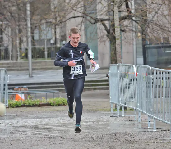 Ludwig Rosén från Göteborg-Majorna är en av löparna i den svenska truppen till JVM i Tjeckien. Här spurtar Ludwig i mål vid sprinttest i Stockholm. 