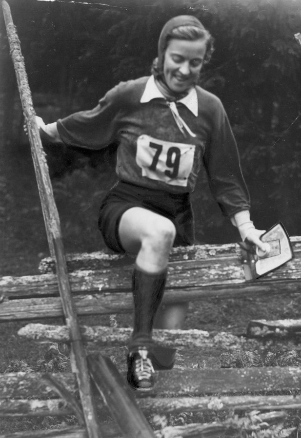 DEt första ofiiciella SM för damer avgjordes 1941 vid Solbacka i Sörmland. "Segrarinnan Eva Zettergren från Nynäshamn gör sig ingen brådska över gärdesgården ca 50 m före mål". Foto i StOFs arkiv