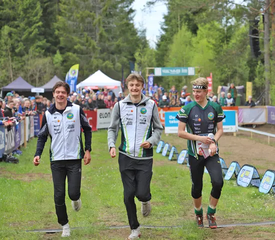 FK Göingarna vinner H20 på SM-stafetten för andra året i rad. Från vänster: Noah Krikström, Wilmer och Svante Selin.