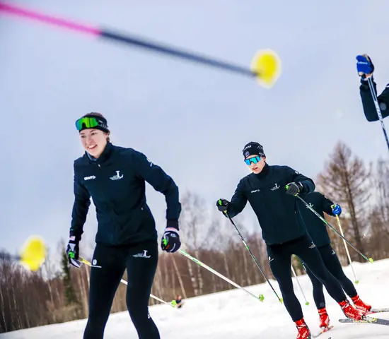 Elin Schagerström som tränar tillsammans med idrottare från andra skidsporter