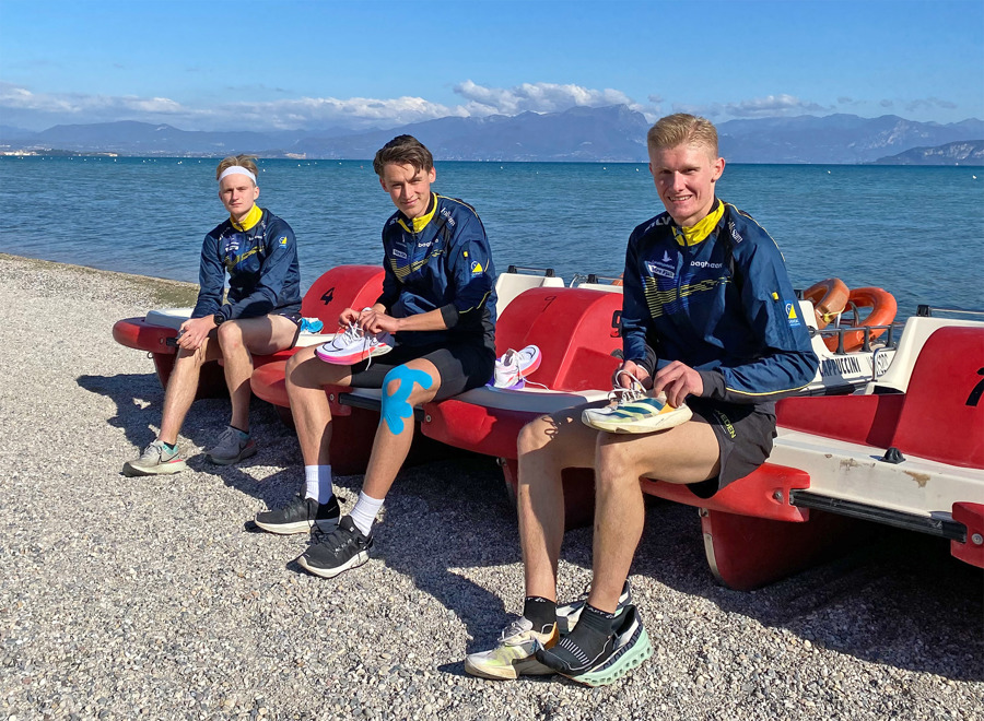 Axel Granqvist, August Mollén och Jonatan Gustafsson gör sig redo för start vid stranden av Gardasjön.