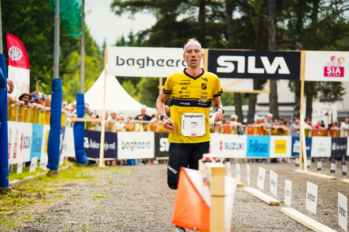 Emil Svensk kortsar mållinjen under O-Ringen