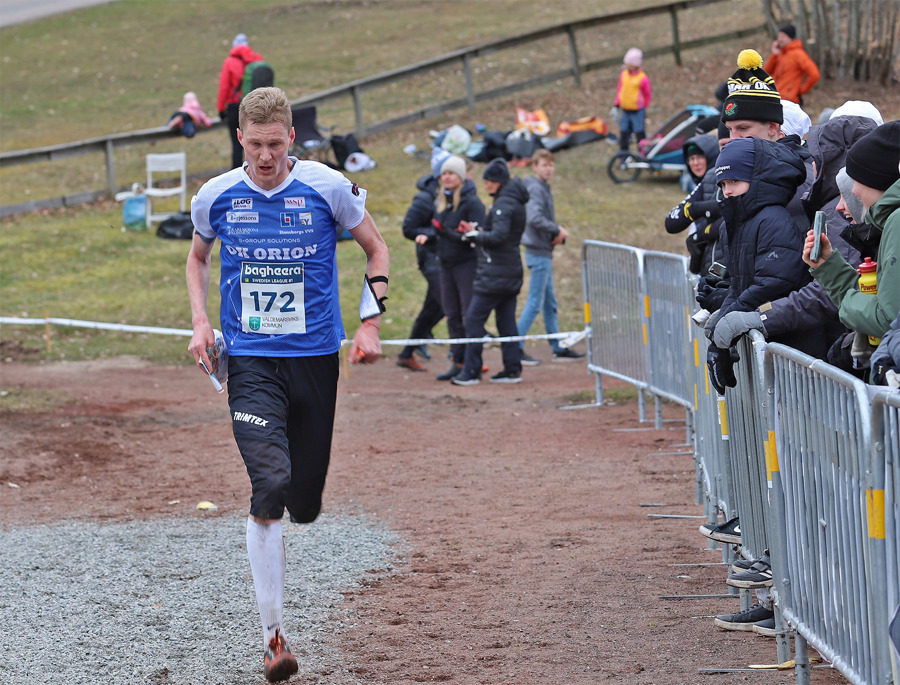 Anton Johansson spurtar mot mål.