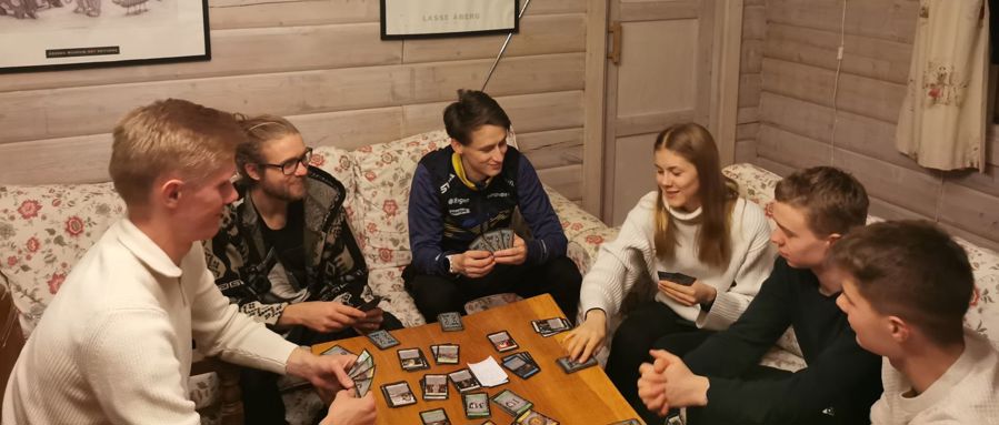 Jonatan Gustafsson, Gustav Bergman, August Mollén, Frida Vikström, Axel Elmblad och Noel Braun spelar spel