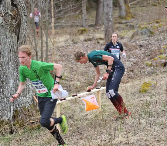 Tre löpare i full fart vid sista kontrollen på Swedish League Valdemarsvik 2023.