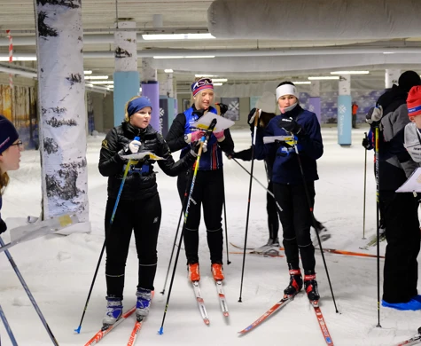 Ungdomar tränar skidorientering inomhus i Göteborg