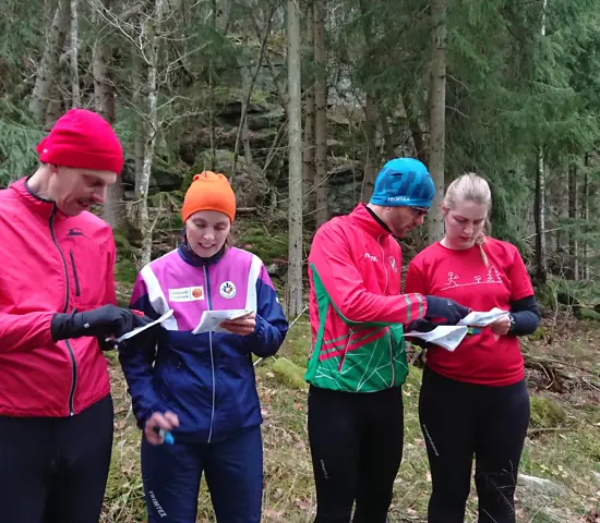 Kursdeltagare diskuterar vägval med ledare under utbildning