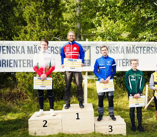 Gustav Bergman högst upp på pallen efter sin tionde totalseger i Swedish League. Övriga från vänster: Simon Imark, Martin Regborn, Simon Hector, Emil Svensk och Oskar Hagström.