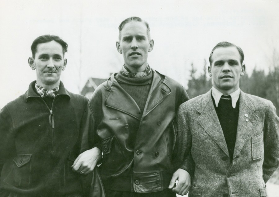 Enebybergs lag1 på Stockholms DM 1937. Laget kom 2:a ca 2 min efter Enskede. Löparna är frv. Anders Eriksson, Lennart ”Limpan” Södergren och Elis Carlström.  Hur det var på den tiden, får man lite hum om i EIFs medlemsblad 1937. ”Första gången på åtskilliga år var det inte Roslagen som blev slagfältet. På gränsen mellan Västmanland och Uppland, närmare bestämt i Wittingetrakten hade Wåhlis & Co dragit stråken. (Wåhlis var Tore Wåhlander Goterna). Kartan här var en upplevelse. Ritad omkring 1920-25 var den givetvis perfekt och stämde alldeles utmärkt. Det är sällan vi huvudstadsorienterare har tillfälle att tävla efter en sådan 100.000-delskarta.”/Stellan Fernström. Foto i StOFs arkiv.