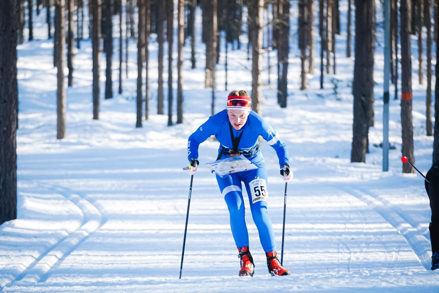 Elsa Hermansson skejtar fram i tallskogen.