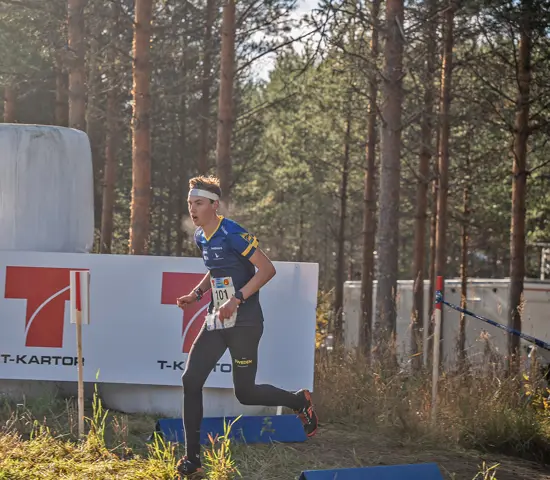 Viktor Svensk tar steget in i A-landslaget efter en stark säsong 2024. Här springer han ensam i täten på världscupstafetten i Finland.