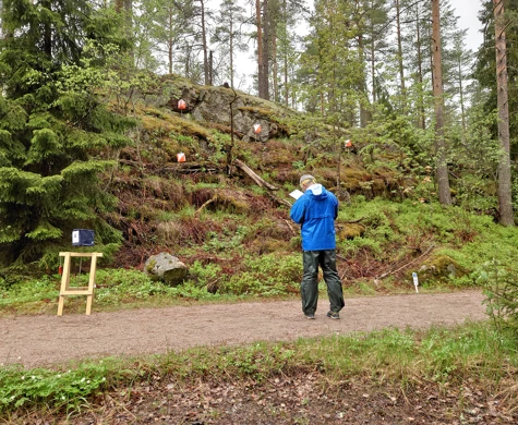 En man står och väljer mellan fyra olika precisionsorienteringskontroller.