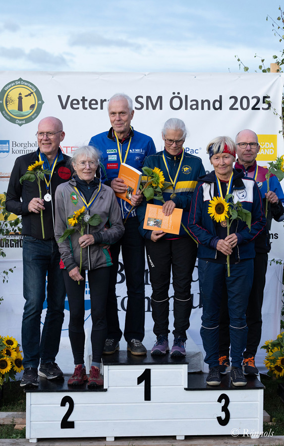 Topp tre i 70-klasserna på fredagens sprint i Borgholm. Från vänster: Thomas Karlsson, Centrum OK, Eva Tykesson, Rävetofta OK, Clas Fries, Umeå OK, Susanne Dittmer, IKHP, My Rönnols, Täby OK och Peter Lidholm, IFK Hedemora. Bild: Lars Rönnols