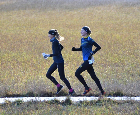 Utvecklingslandslagets Frida Vikström och Alva Sonesson i synkroniserad löpning. Bild: Johan Trygg.