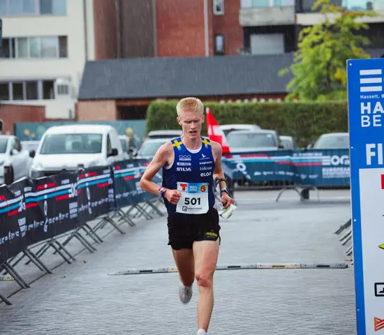 Jonatan Gustafsson visade fin form inför fredagens knockout-finaler på Sprint-EM i Belgien när han vann sitt heat.