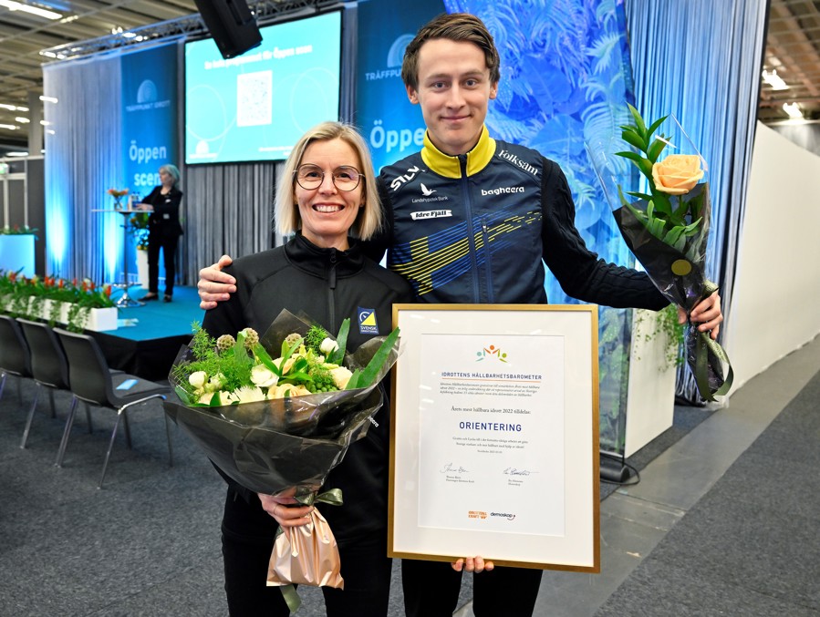 Mette Brolinson, idrottschef Svenska Orienteringsförbundet, och August Mollén, VM-silvermedaljör i knockout sprint 2022, tog emot utmärkelsen Årets mest hållbara idrott 2022.