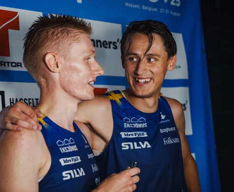 Medaljkompisarna Jonatan Gustafsson och August Mollén kramar om varandra efter finalen.
