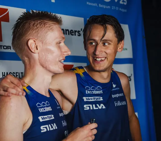 Medaljkompisarna Jonatan Gustafsson och August Mollén kramar om varandra efter finalen.