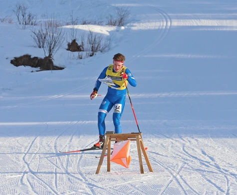 Jonatan Ståhl stämplar vid sista kontrollen under Svenska cupen i Falun.