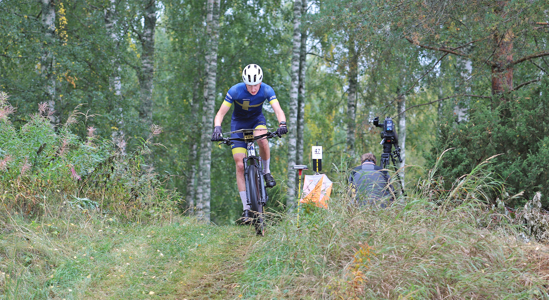 Joel Holmgård öser på mot tredje raka guldet på JVM i Mora. 