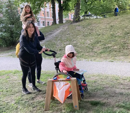 Maja tillsammans med föräldrar och lillasyster som testar para-orientering för första gången. 
