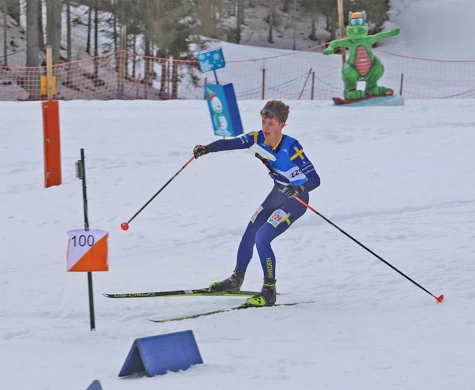Otto Timby på väg att stämpla vid sista kontrollen på medeldistansen under JVM i Ramsau, Österrike.