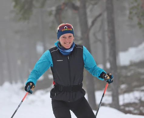 Linda Lindkvist kör de första träningspassen på snö på Idrefjäll inför den kommande skidorienteringssäsongen.