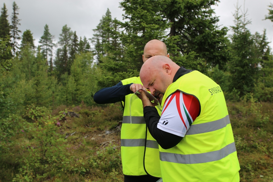 Jan tittar nära (och noga) på kartan för att bestämma väg till nästa kontroll.