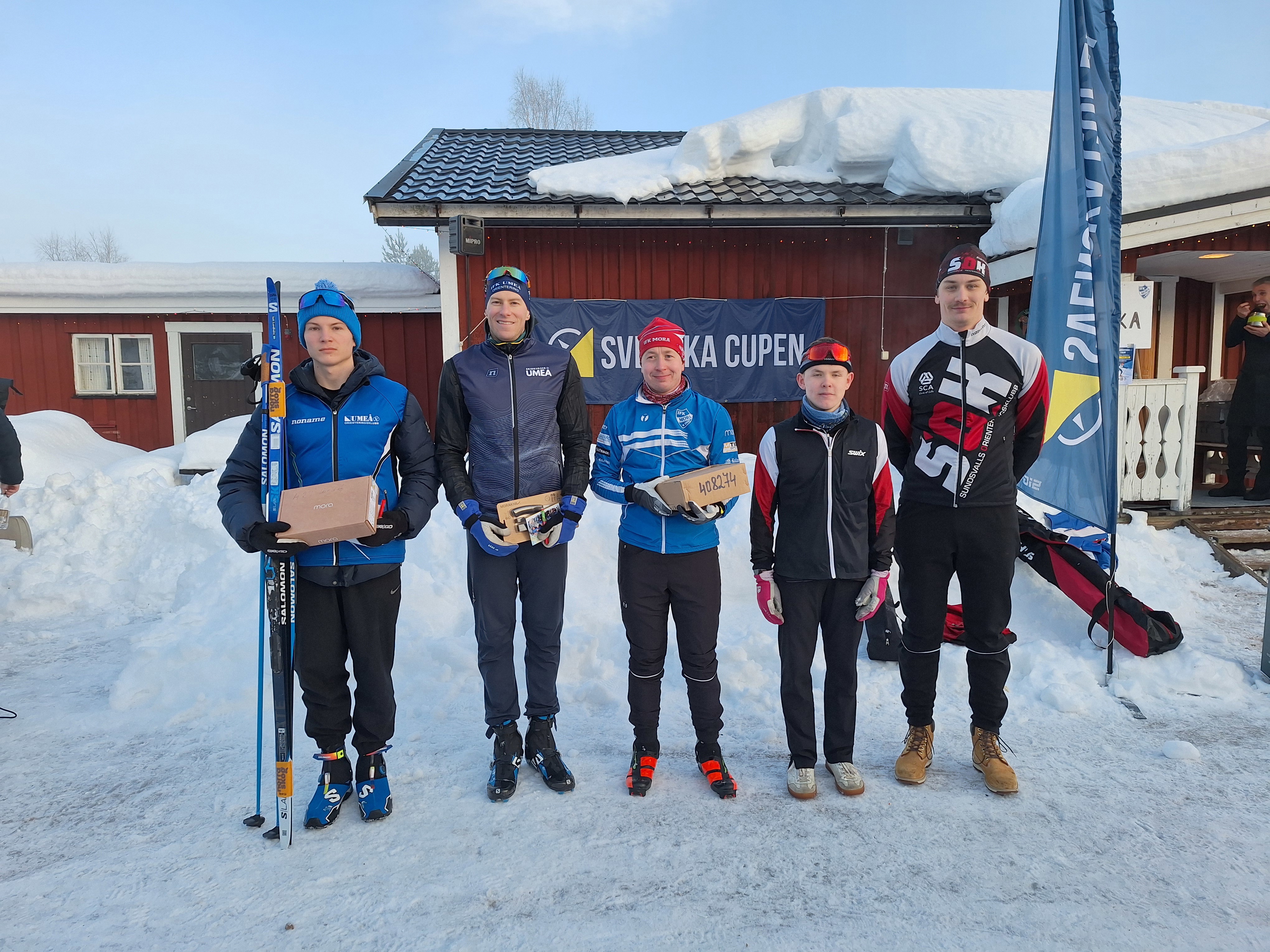 2.	Prispall H21E – lång Isak Lundholm (1:a), Gustav Nordström (2:a), Gustav Jonsson (3.a), Rasmus Wickbom (Saknas på bilden), Mattias Larsson (5:a), Truls Lindholm (6:a)