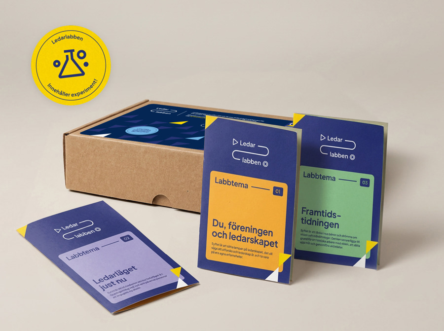 Kartonglåda, tre foldrar, en dekal.