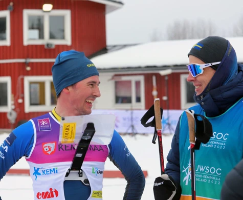 Rasmus Wickbom och förbundskapten Martin Hammarberg är glada efter målgång under en tävling i Kemi, Finland.