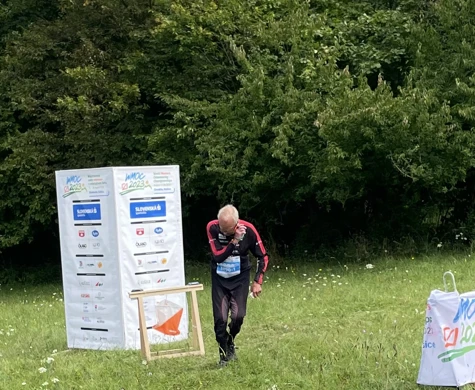 Peo Bengtsson stämplar vid sista kontrollen på veteran-VM 2023