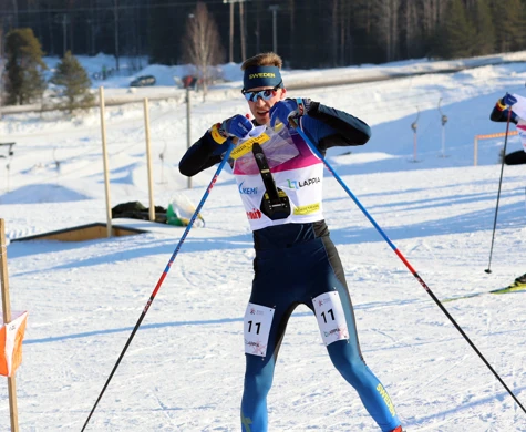 Skidorienteraren Erik Blomgren byter karta i sitt kartställ