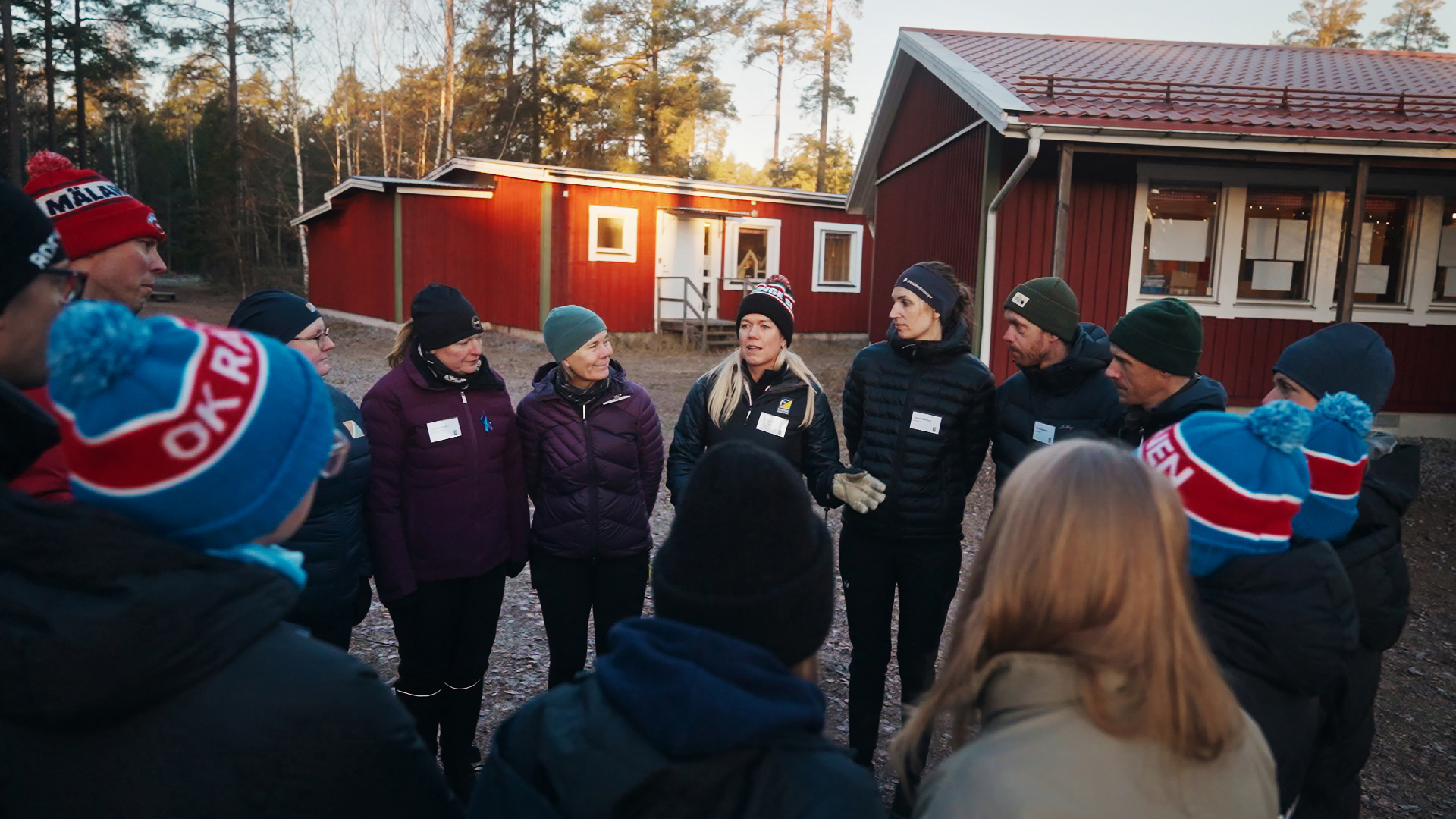 Deltagarna vid pilotutbildningen för barntränare samlas i en "gnuggis" och går igenom nästa moment.