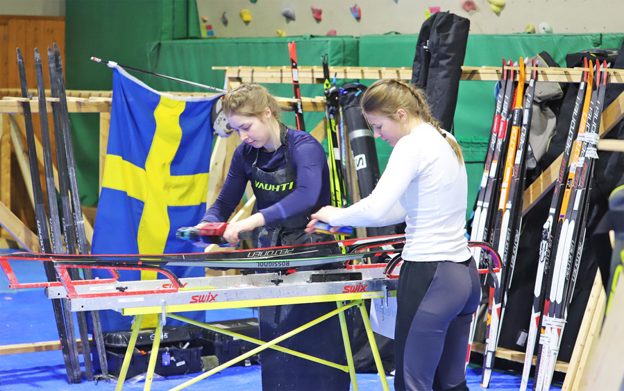 Anna Aasa och Ella Turesson jobbar med sina egna skidor dagarna innan VM startar på måndag. Bild: Johan Trygg.
