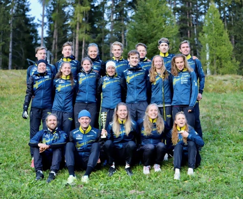 Hela den svenska truppen med världscuppokalen