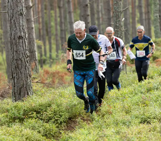 Bengt Bivrin, Snättringe SK, drar ett tåg på Veteran-SM:s medeldistans i lördags. Bakom skymtar också Yngve Karlsson, IFK Mora SK, Sven Anders Olsson, Attunda OK och Ulrika Ribbholm, OK Njudung.