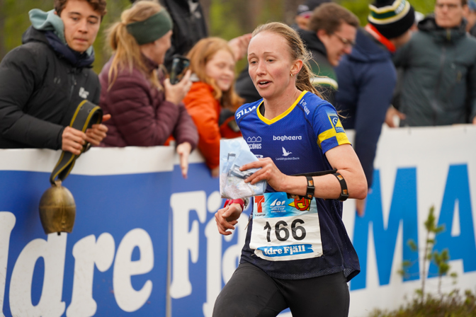 Johanna Ridefelt vid målgång på världscupen på Idre Fjäll