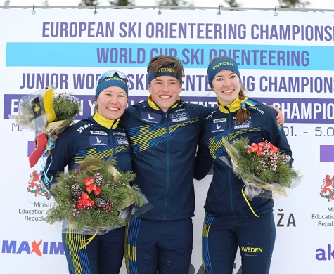 Guldmedaljören Jonatan Ståhl omgiven av Evelina Wickbom, till vänster och Elin Schagerström som tog silver respektive brons. 