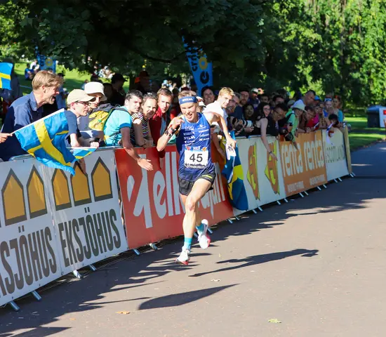 . Tove Alexandersson spurtar mot sitt 20:e VM-guld i orientering.