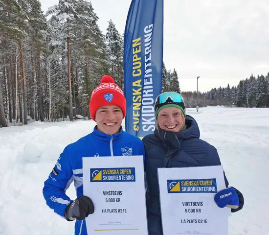 Jonatan Ståhl och Linda Lindkvist med glada miner efter att ha tagit hem Svenska cupen i skidorientering 2024. 