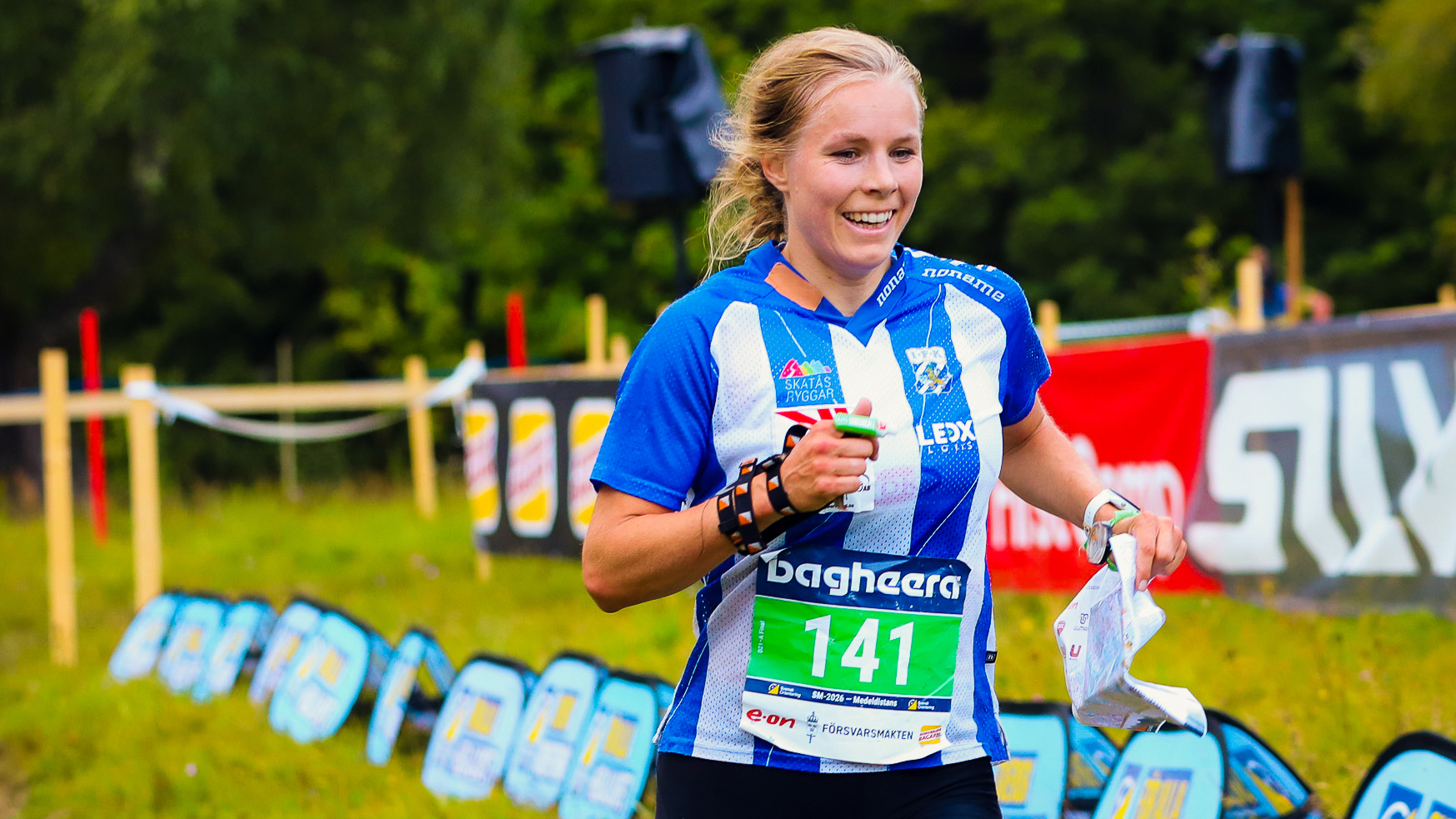 Sara Hagström springer i mål under SM i medeldistans