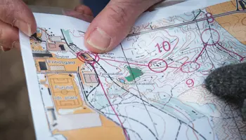 Tumme vid start och mål på en orienteringskarta