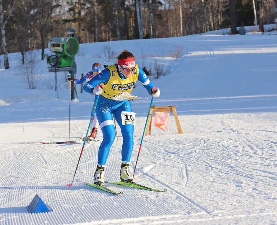 Magdalena Olsson vid sista kontrollen med Anna Aasa i hasorna. Bild: Johan Trygg.