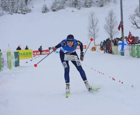Magdalena Olsson spurtar i mål som guldmedaljör på sprinten vid VM i Ramsau. 