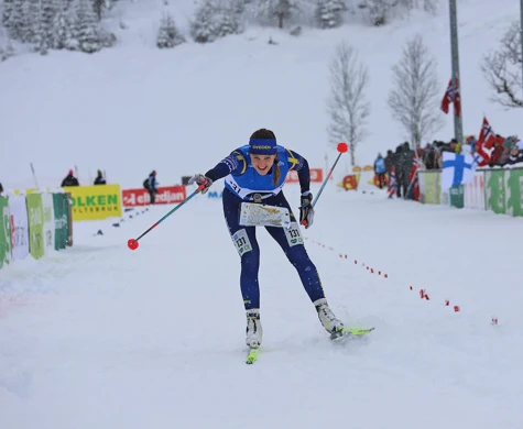 Magdalena Olsson spurtar i mål som guldmedaljör på sprinten vid VM i Ramsau.