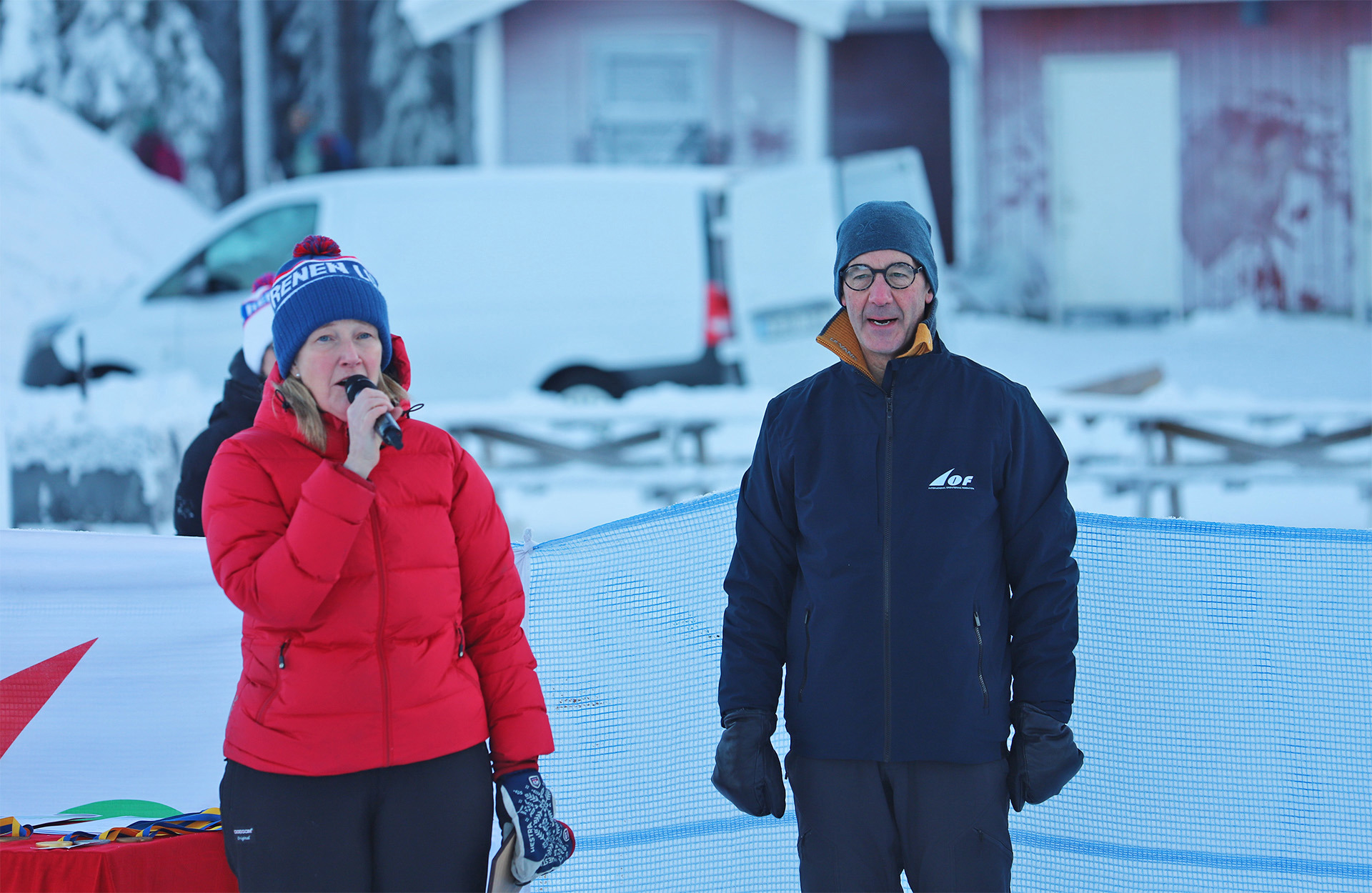 Tävlingsledaren för världscupen och JVM/UEM i skidorientering, Maria Svanberg tackar deltagarna efter tävlingsdagarna. Här tillsammans med Internationella Orienteringsförbundets president Tom Hollowell. 