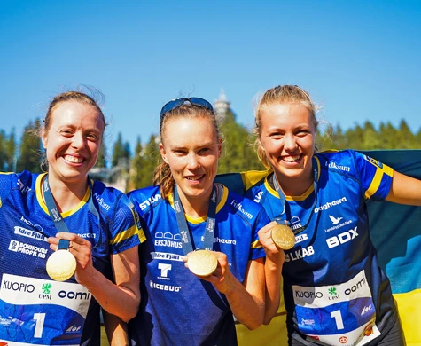 Guldleenden från Sanna Fasth, Tove Alexandersson och Hanna Lundberg efter VM-stafetten i Kupio.